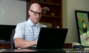 sensual hottie Joslyn James awards her neighbour for help