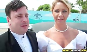 Hubbies hot gift on the day of the wedding